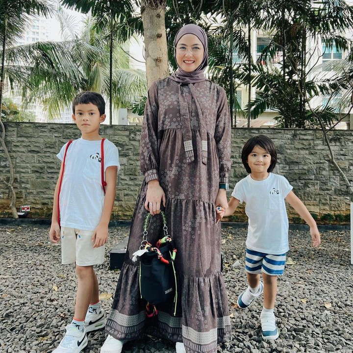 <p>Revalina sendiri sudah jarang terlihat menghiasi layar kaca maupun layar lebar. Ia tengah menikmati perannya sebagai seorang Bunda. (Foto: Instagram: @vatemat)</p>