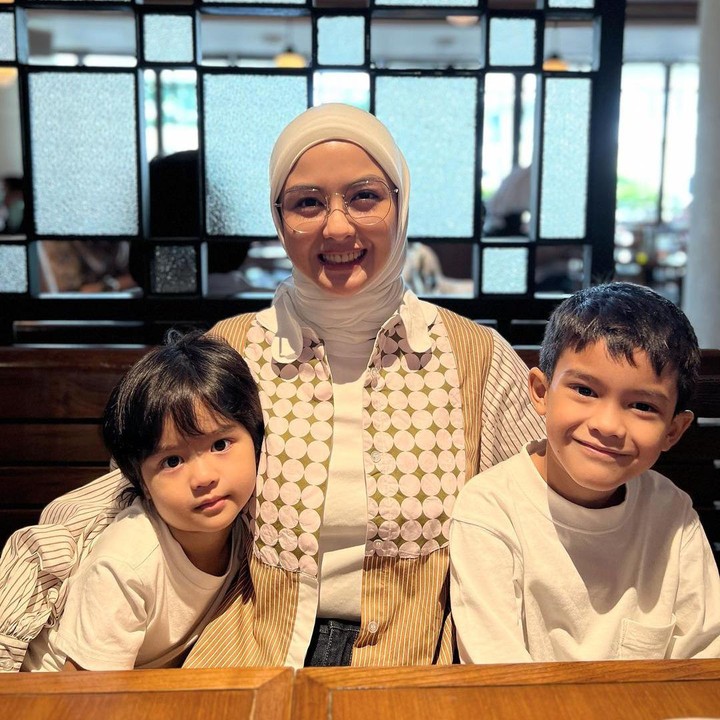 <p>Meski jarang muncul di televisi, Revalina S Temat sering tampil dalam acara <em>offline</em> sebagai pembicara dan kegiatan parenting lainnya. Momen kebersamaan Revalina bersama kedua putranya juga sering diperlihatkan di akun Instagram pribadinya. (Foto: Instagram: @vatemat)</p>