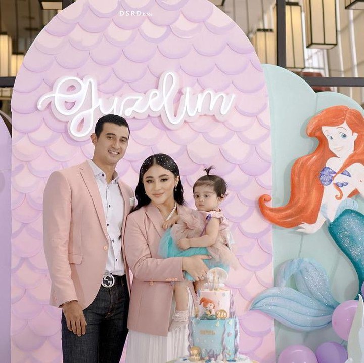 <p>Anak Ali Syakieb dan Margin, Guzelima Syakieb, baru saja merayakan ulang tahunnya yang pertama, Bunda. Pesta ulang tahun pun tampak meriah dengan dekorasi The Little Mermaid. (Foto: Instagram: @guzelimalisyakieb)</p>