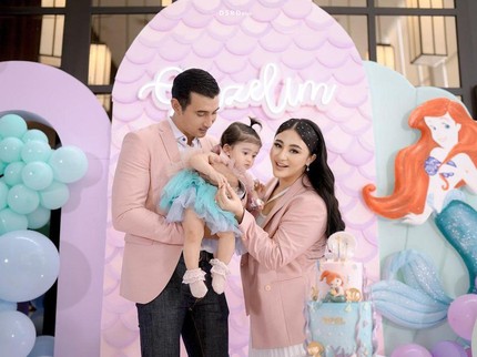 7 Potret Ultah Pertama Guzel Anak Ali Syakieb, Sering Disebut Boneka Barbie