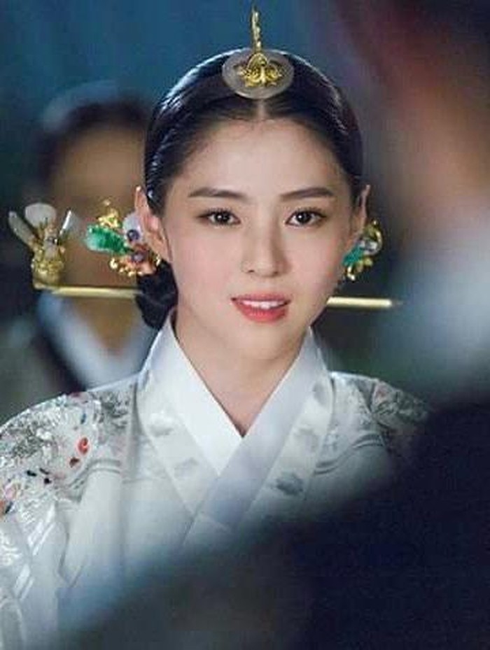 Punya visual cantik dan unik, Han So Hee juga pernah berperan sebagai Putri Mahkota dalam drama 100 Days My Prince. Netizen sampai lupa dengan karakter antagonis Han So Hee dalam drama ini karena sudah tersihir dengan kecantikannya./ foto: tvN Drama