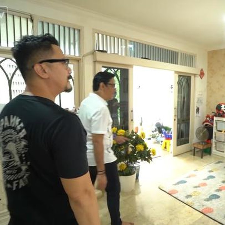 <p>Di sisi lain dapur, ada pojokkan kecil sebagai tempat untuk anak mereka bermain, yakni Abay. (Foto: YouTube/Taulany TV)<br /><br /><br /></p>