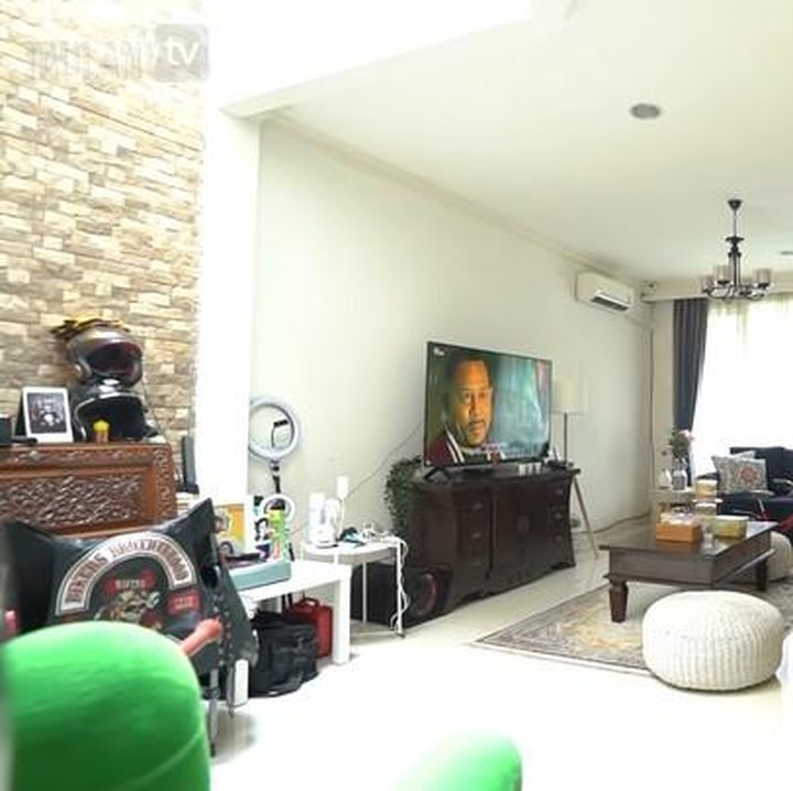 <p>Berikut ruang keluarga dalam rumah Deswita dan Ferry Maryadi. Ini menjadi tempat bersantai menghabiskan waktu. Terdapat TV dan sofa, serta foto-foto keluarga mereka, Bun. (Foto: YouTube/Taulany TV)<br /><br /><br /></p>