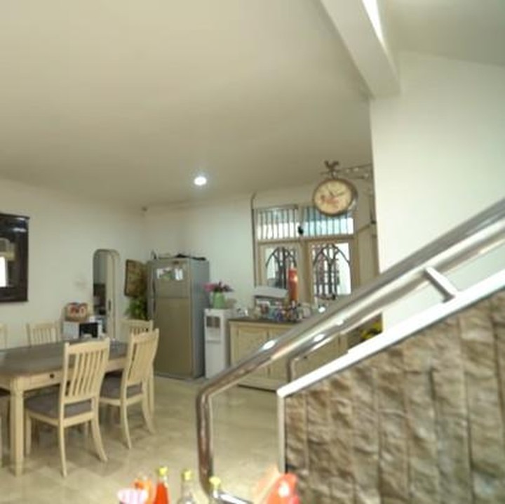 <p>Setelah melewati ruang tamu, ada ruang makan dan dapur yang langsung terlihat di rumah Deswita dan Ferry Maryadi. Lega banget, ya Bun. (Foto: YouTube/Taulany TV)<br /><br /><br /></p>
