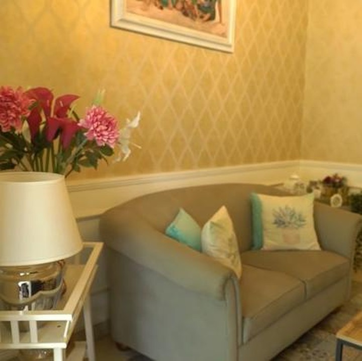 <p>Ruang tamu rumah Deswita dan Ferry Maryadi dihias dengan wallpaper emas yang memberikan nuansa seperti di luar negeri. Furniturnya pun mengikuti tema senada. (Foto: YouTube/Taulany TV)<br /><br /><br /></p>