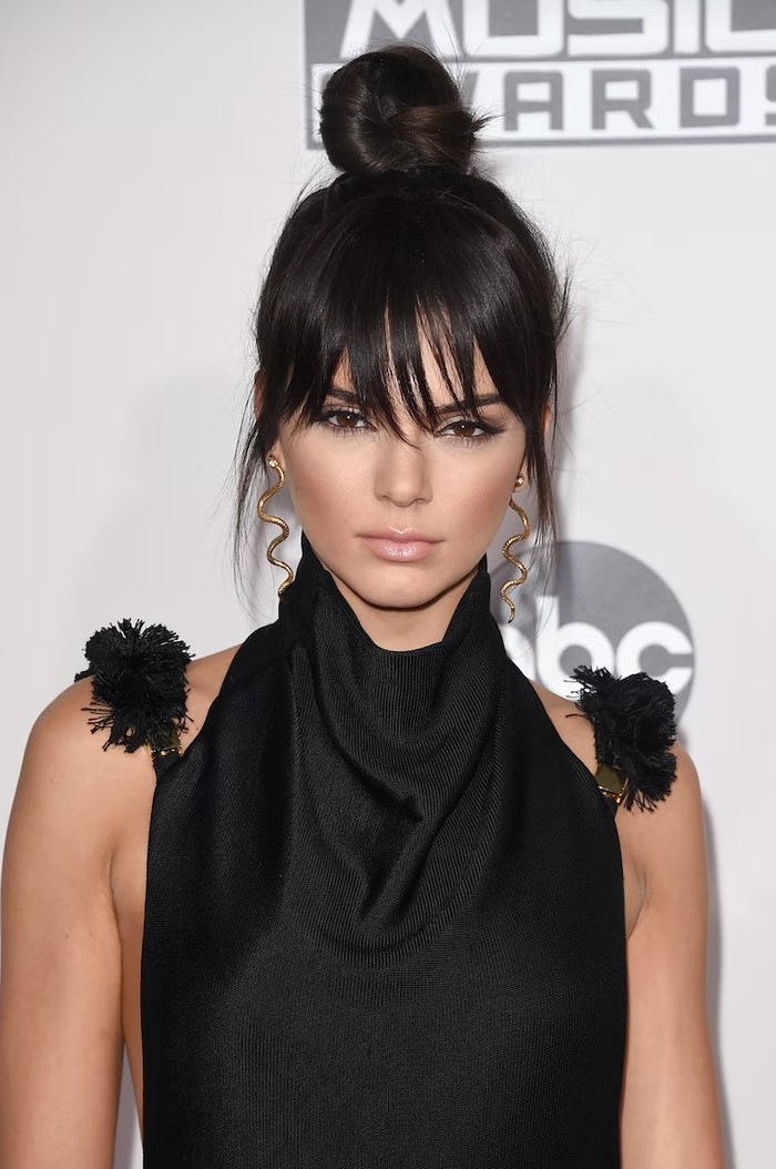 Saat menghadiri acara American Music Awards 2015, Kendall tampil dengan gaya rambut berponi dan bibir yang glossy (Gaya rambut Kendall Jenner/Foto: elitedaily.com)