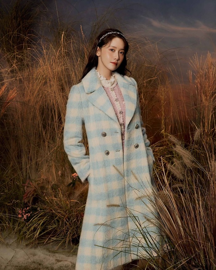 Salah satu rekomendasi ide berbusana dari Yoona dan JIGOTT di musim dingin adalah padu padan blouse bewarna pink pastel dengan coat gingham bewarna mint yang akan membuat penampilan Beauties semakin anggun dan manis./ Foto: instagram.com/jigottofficial
