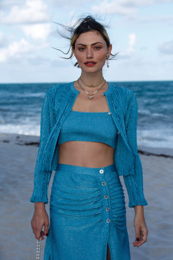 Nuansa serba biru juga dipilih aktris Phoebe Tonkin dalam kombinasi cardigan, crop top, dan rok aksen kancing. So fresh! Foto: Courtesy of Chanel