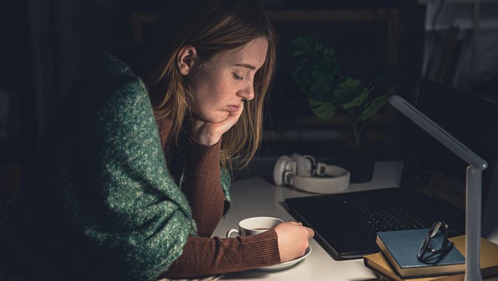 Sering begadang bisa jadi pemicu kulit wajah kusam.