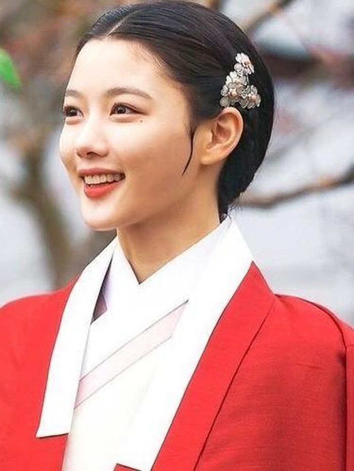 Sudah bermain drama sejak balita, ada banyak judul drama dan film saeguk yang telah diperankan oleh Kim Yoo Jung. Bahkan seiring dewasa, Kim Yoo Jung semakin mempesona dengan balutan hanbok./ foto: SBS Drama