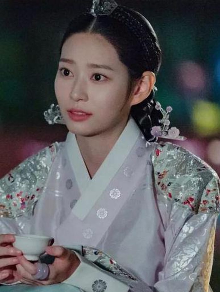 Tayang bulan Desember 2022 nanti, Kim Min Ju akan berperan sebagai Putri Mahkota dalam drama The Forbidden Marriage. Fotonya dalam potongan drama tersebut bahkan langsung banjir pujian netizen karena kecantikannya./ foto: MBC Drama