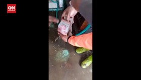 VIDEO: Uang 12 Juta Ditemukan Saat Bebersih Sisa Banjir Bandang