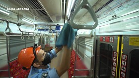 Pahit Getir Suhendra Si Pencuci Kereta, Sosok di Balik Kinclong KRL