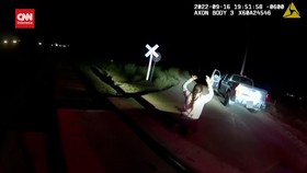 VIDEO: Detik-detik Polisi AS Biarkan Seorang Wanita Tertabrak Kereta