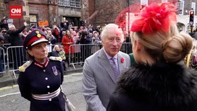 VIDEO: Detik-detik Raja Charles dan Camilla Dilempar Telur