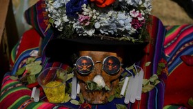 FOTO: Tradisi Hias Tengkorak Jimat Keberuntungan di Bolivia