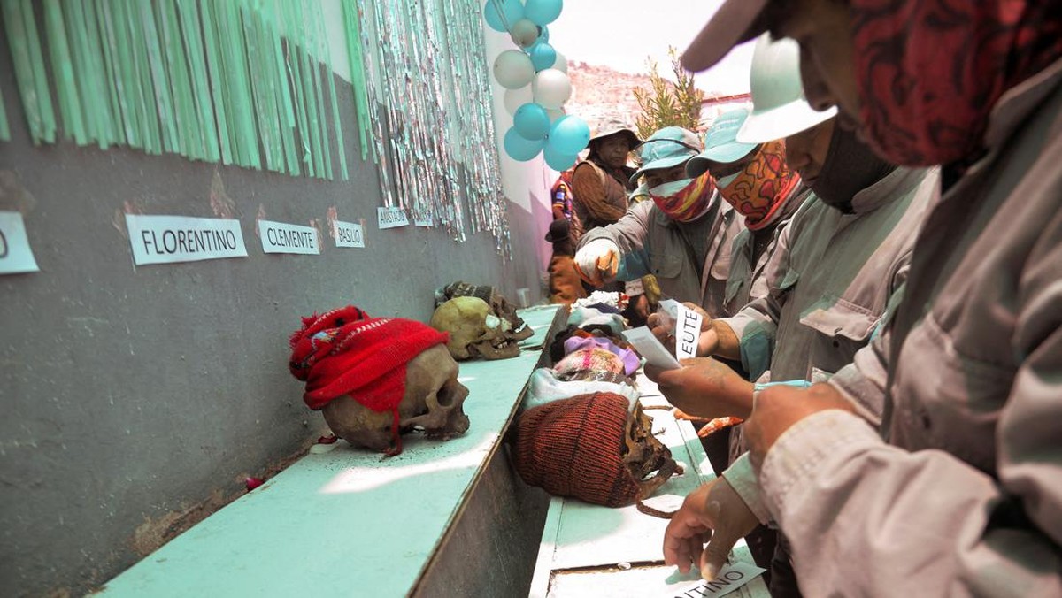FOTO: Tradisi Hias Tengkorak Jimat Keberuntungan di Bolivia