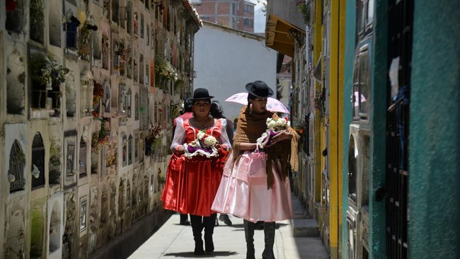FOTO: Tradisi Hias Tengkorak Jimat Keberuntungan di Bolivia