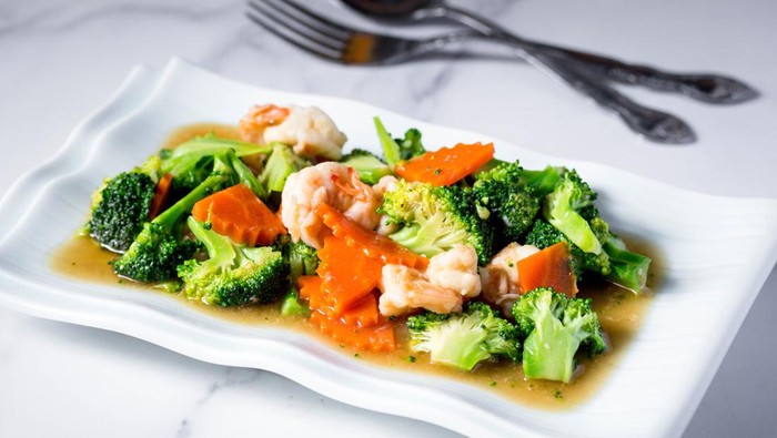 Broccoli and Carrot Sauteed Vegetables with Shrimp