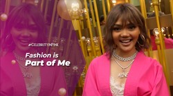 img-title Rina Nose Berhasil Memadukan Kimono Pink dan Tas Oranye jadi Keren