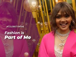 Rina Nose Berhasil Memadukan Kimono Pink dan Tas Oranye jadi Keren