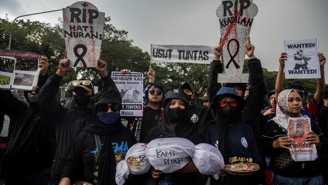 Kepala Staf Presiden (KSP) Moeldoko meminta aparat penegak hukum segera menuntaskan penanganan kasus Tragedi Kanjuruhan Malang yang telah menewaskan 135 orang.