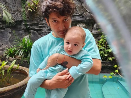 Hari Ayah Nasional, Ini Potret 5 Aktor Tampan dan Anaknya yang Menggemaskan