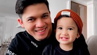 <p>Pertama, ada aktor sekaligus penyanyi Irwansyah, Bunda. Ayah Ukkasya Muhammad Syahki ini terkenal sebagai sosok <em>family man,</em> Bunda. (Foto: Instagram @irwansyah_15)<br /><br /><br /></p>