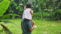 <p>Selanjutnya ada Hamish Daud. Dalam pernikahannya dengan penyanyi Raisa, pria kelahiran 42 tahun silam ini dikaruniai seorang anak perempuan bernama Zalina Raine Wyllie. Hamish juga turut andil dalam mengurus putri tercintanya tersebut. (Foto: Instagram @hamishdw)<br /><br /><br /></p>