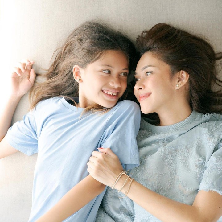 <p>Anak keduanya, Sarah lahir pada 15 November 2011. Kecantikan Nana ternyata menurun juga ya Bunda ke putrinya ini. (Foto: Instagram @nanamirdad_)</p>