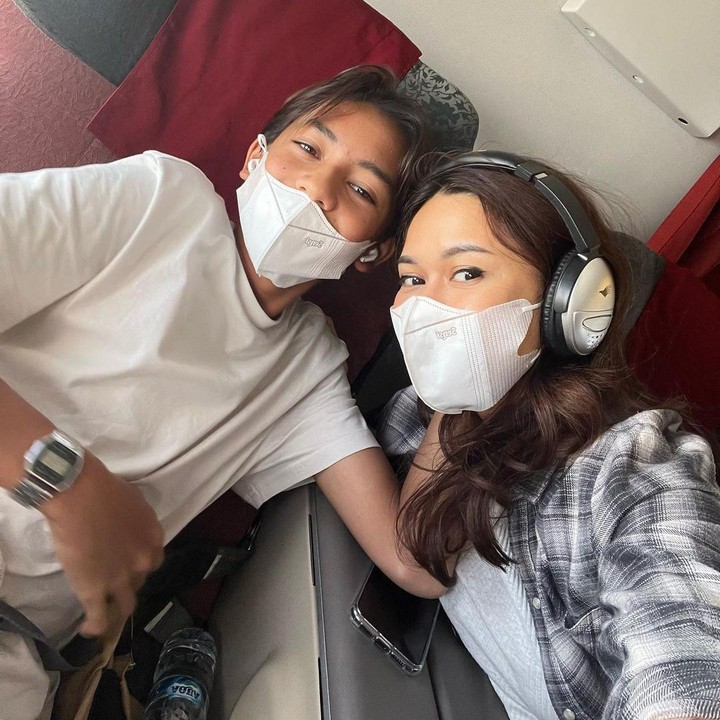<p>Anak pertamanya, Jason lahir pada 31 Desember 2006. Kini tinggi badannya sudah melebih Nana lho Bunda. (Foto: Instagram @nanamirdad_)</p>