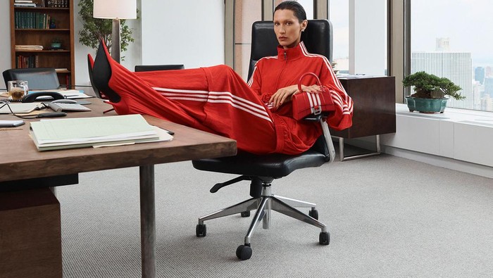img-title Adidas dan Balenciaga Pilih Bella Hadid Sebagai Model Koleksi Kolaborasi Terbaru!