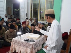 Momen Daniel Mananta saat Dengarkan Pengajian UAS