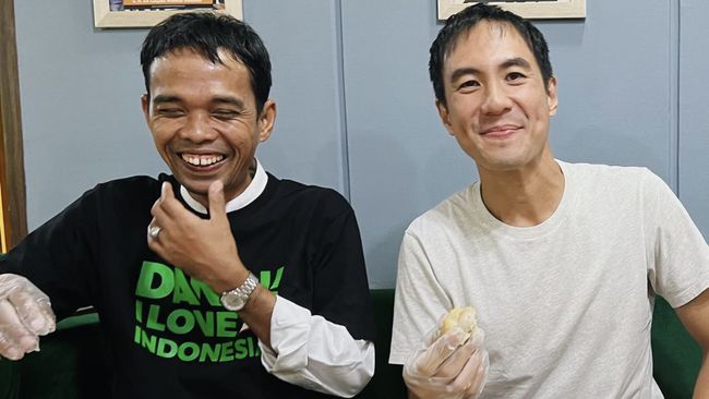 Daniel Mananta baru-baru ini memamerkan berbagai momen saat berkunjung ke rumah pendakwah Ustaz Abdul Somad (UAS) di Pekanbaru, Riau.