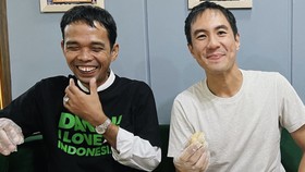 Daniel Mananta Main ke Rumah UAS dan Pesta Durian Bareng