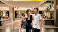 <p>Dari pernikahannya dengan Andrew White, Nana Mirdad memiliki dua orang anak sudah beranjak besar. Bahkan kini, tinggi anak sulungnya telah melebihi dirinya. Nana bahkan kerap disebut sepertik kakak adik jika berfoto dengan anak-anaknya. (Foto: Instagram @nanamirdad_)</p>