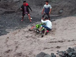 Momen Sejumlah Pemotor Nekat Terobos Banjir Lahar Semeru