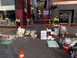 Melihat Gang Lokasi Tragedi Itaewon yang Kini Dipenuhi Karangan Bunga