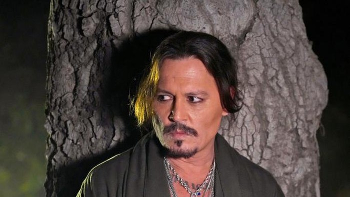 Johnny Depp Tampil di Fashion Show Savage x Fenty, Rihanna Ramai Dikritik!