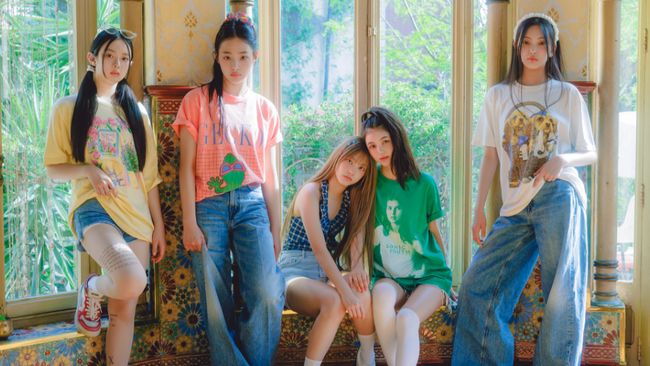NewJeans bersiap comeback perdana lewat album single berjudul OMG pada 2 Januari 2023.
