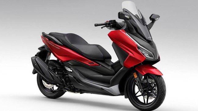 Model kembar beda cc ini mendapatkan desain bodi lebih segar dan fitur baru sedangkan mesin tetap sama, 330 cc dan 125 cc.