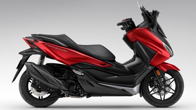 Honda Forza 350 tetap mempertahankan mesin 330 cc, injeksi, satu silinder, berpendingin cairan yang mampu mengeluarkan 28,8 hp dan torsi 29,83 Nm.