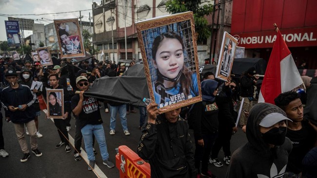 Rombongan penyintas dan keluarga korban Tragedi Kanjuruhan bakal melaporkan pihak-pihak yang bertanggung jawab dengan tiga dugaan pelanggaran pidana.