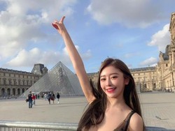 Influencer Diusir karena Hanya Pakai Bra di Museum Louvre Paris