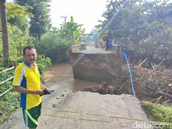 Jembatan Antardesa di Ponorogo Ambrol Tergerus Banjir