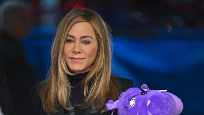 NEW YORK, NEW YORK - SEPTEMBER 28:  Jennifer Aniston is seen filming on location for 'The Morning Show' at Coney Island on September 28, 2022 in New York City. (Photo by James Devaney/GC Images)