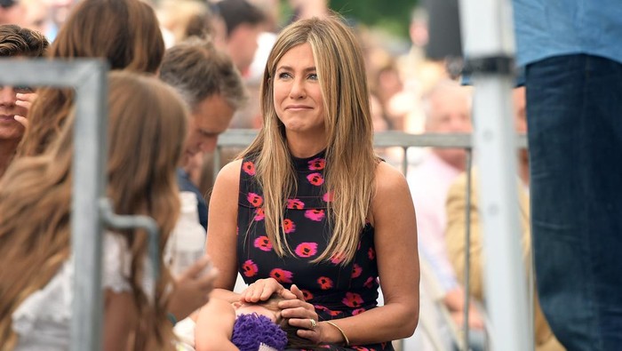 HOLLYWOOD, CA - JULY 26:  Jennifer Aniston with Jason Bateman's daughter Maple Bateman attend The Hollywood Walk of Fame Star Ceremony honoring Jason Bateman on July 26, 2017 in Hollywood, California.  (Photo by Matt Winkelmeyer/Getty Images)