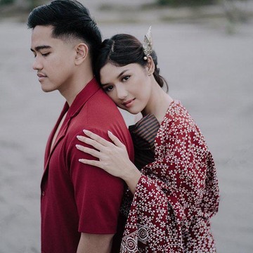 img-title Intip Momen Erina Gundono Pilih Kain Kebaya untuk Calon Mertua, Iriana Jokowi