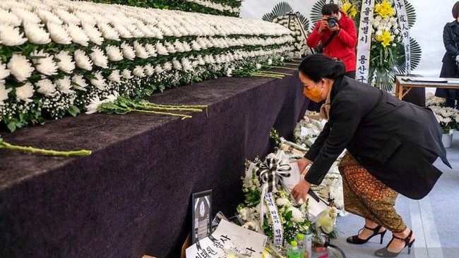 Penghormatan pada korban Tragedi Itaewon itu dilakukan Puan dan juga ibunya, Presiden kelima RI Megawati Soekarnoputri saat mengunjungi Seoul, Kamis (10/11).