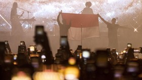 FOTO: LANY Bikin Galau Penonton Saat Konser di ICE BSD